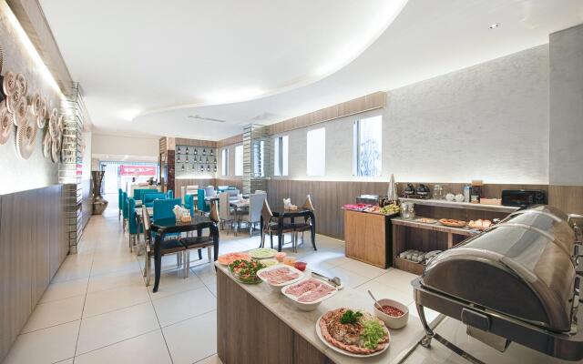 A&EM - The Petit Hotel