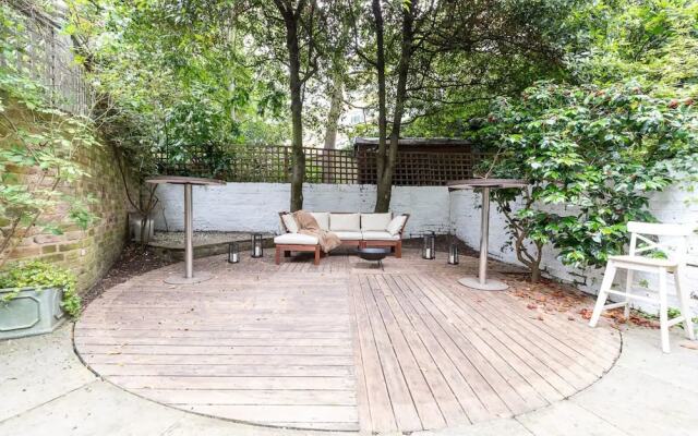 Beautiful 5 Bedroom Home With Garden in South Kensington