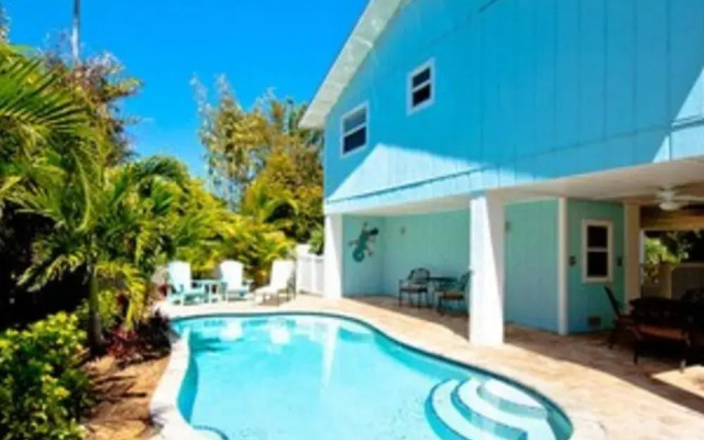 Holly Hideaway
