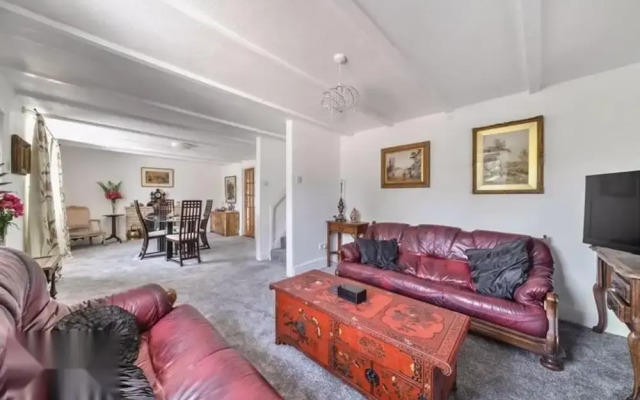 4 Bed-2 Bath-bar-pool Table-library- Xmas Venue