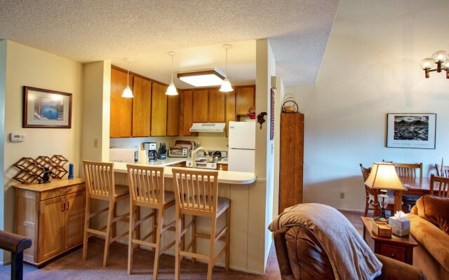 Stellers Jay Lake View  2 Bedroom Condo by RedAwning