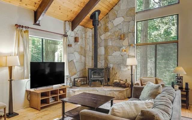 Cabin w/ Deck & Fire Pit in Blue Lake Springs!