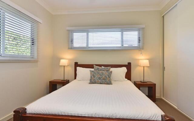Wangi Lakehouse - renovated Lake Macquarie lakefront Location