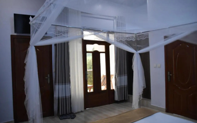 Chimpanzee Lodge