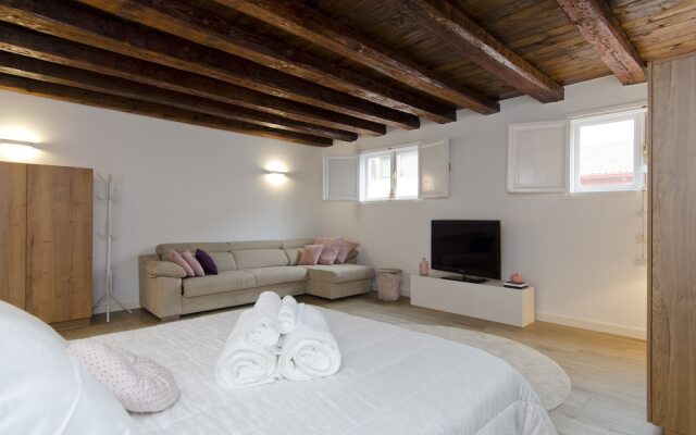 Hellenhost Gran Vía V