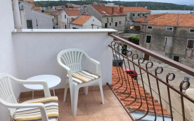 Lovely Apartment in Pirovac With Balcony