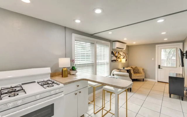 2 Mi to Dtwn Pensacola: Dog-friendly Apartment