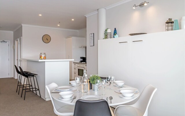 QV Elegant Modern Apt with Waterview 982