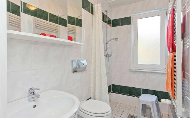 Spacious Stay Near Trails