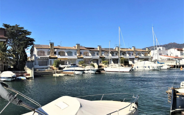 Apartamento en Roses con vistas al canal y piscina