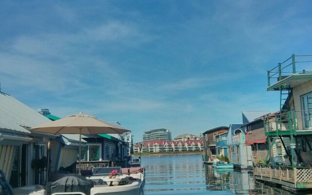 A Float Home B&B in Fisherman’s Wharf