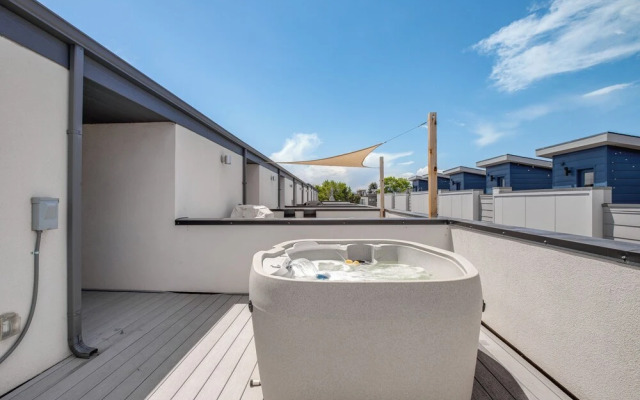 Luxe Denver Townhome: Hot Tub + City Views!