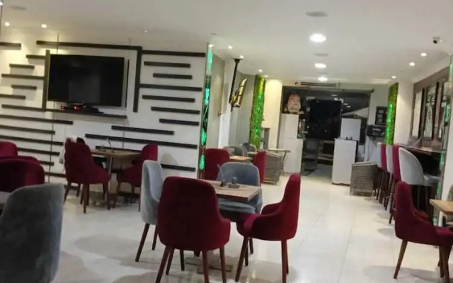 Falcon pyramids inn