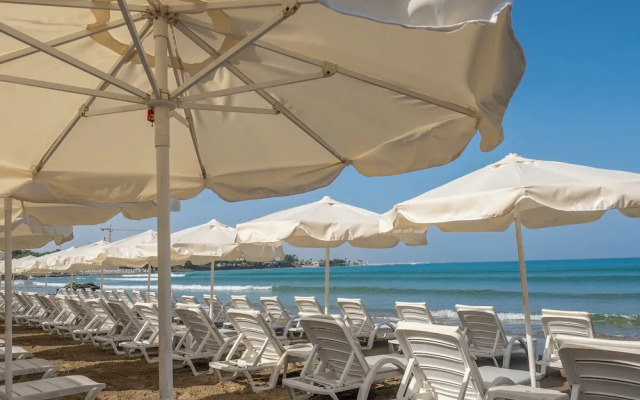 Tropic Beach Club Side