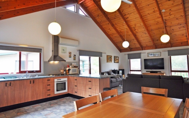 Beilby Beach Cottage - Free Wifi & Foxtel Included! Pet Friendly (Outside Only) – Kitchen – Inverloch