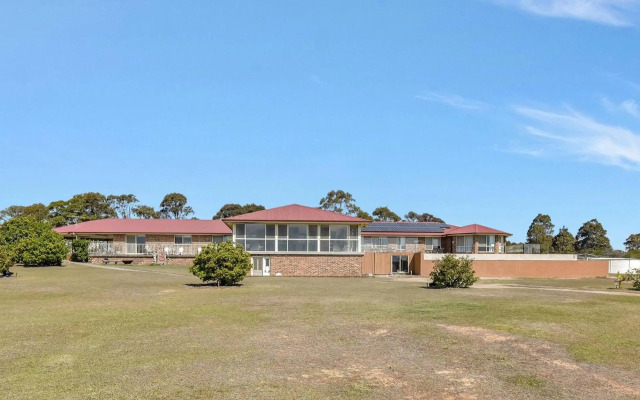 Noble Willow Estate Lovedale. Super Spacious, with views and pool