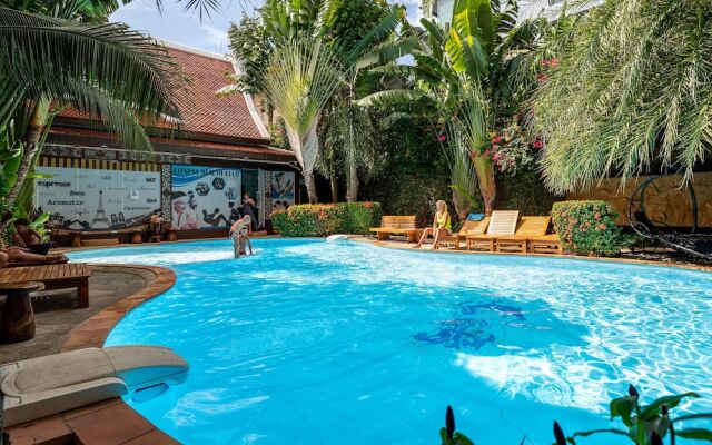 Naiharn Pearl Condo Hotel by Villacarte