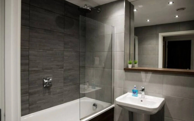 Spacious 2 Bedroom Flat with Balcony Close to Train Station