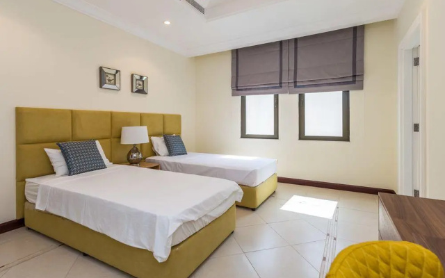 Palm Jumeirah Villa in Frond O by Deluxe Holiday Homes