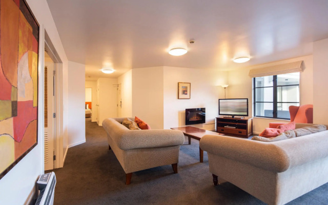 Modern Queenstown Apartment & Great Lake Views