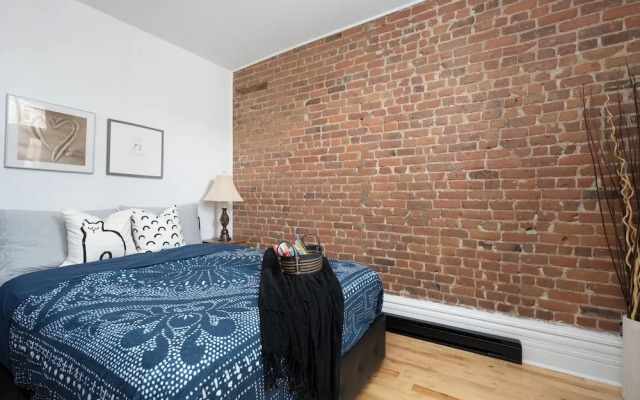 Downtown Luxe - Parking, Metro, King Bed, Sleeps 6