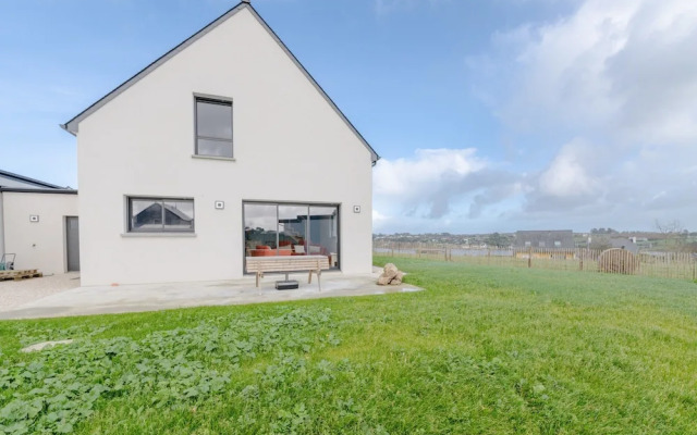 Pretty new House With Small sea View