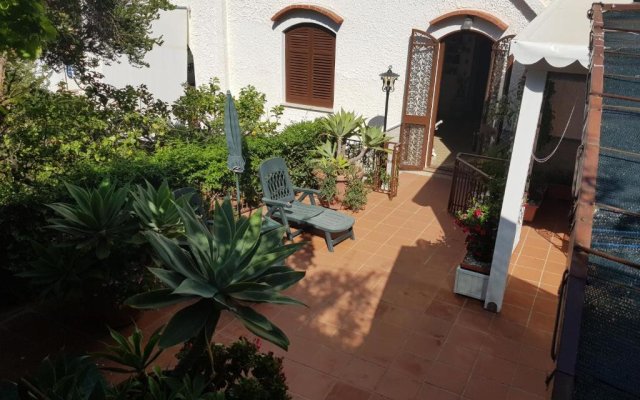 Villa del Golfo Urio with swimming pool shared by the two apartments