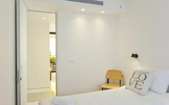 Elegant 2BR with Veranda by FeelHome