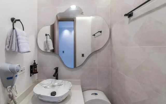 w Elegant 3BR w Outdoor Balcony