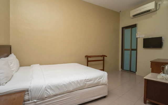 OYO 90576 Holiday Dive Inn