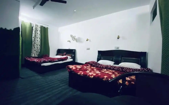Goroomgo Ameera Srinagar