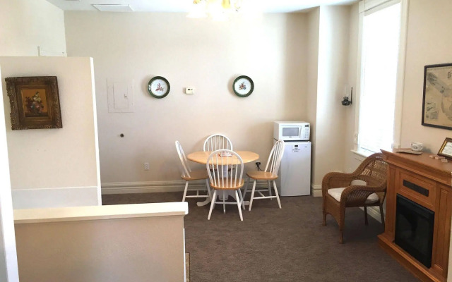 Hermann Crown Suites