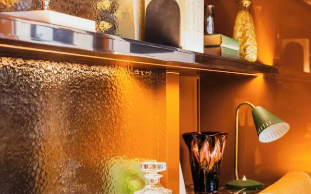 Confidential Room 5, a Stone's Throw From the Louvre