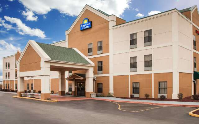 Days Inn & Suites by Wyndham Harvey / Chicago Southland