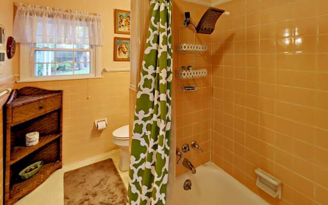3BR 2BA Brentwood Home by RedAwning