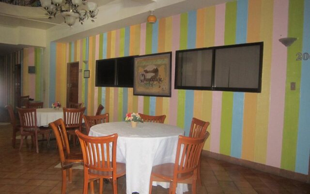 Plaza Maria Luisa Suites Inn