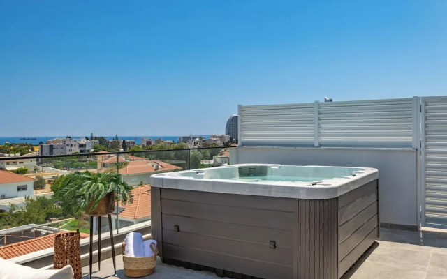 Sanders Evolution 2 - 2 Bedroom Apartment With Private Rooftop and Jacuzzi