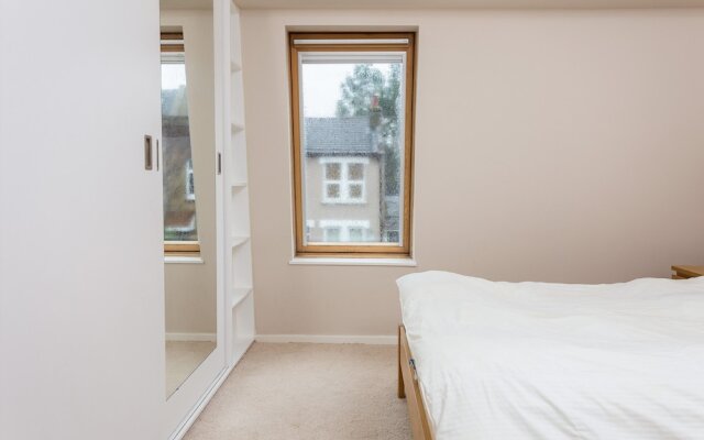 3 Bedroom House near Colliers Wood Sleeps 6