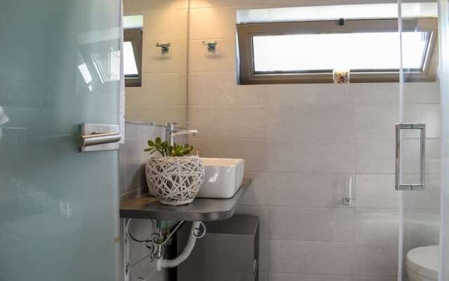 Stone studio/Amazing seaview/1km to the beach