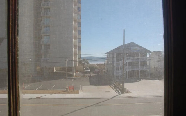 2035-2 Ellington, Upstairs