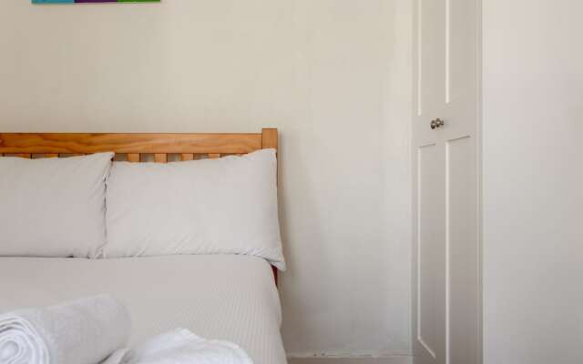 2 Bedroom House With Garden in Tooting