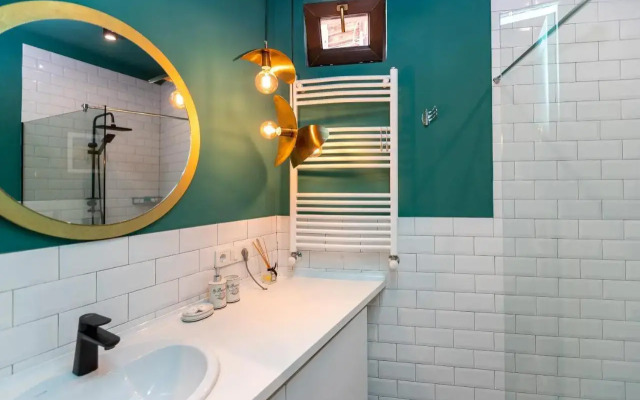 Stylish 3br House with Balcony
