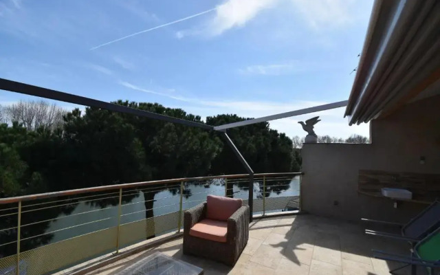 T2 vue canal et remparts d'Aigues Mortes