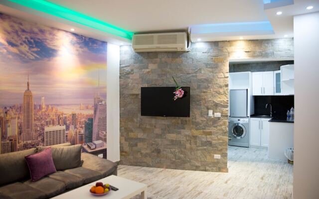 One Bedroom Apart Deep Purple by Pool