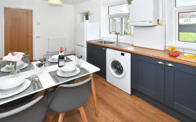 Orion House - sleeps 6, driveway, garden