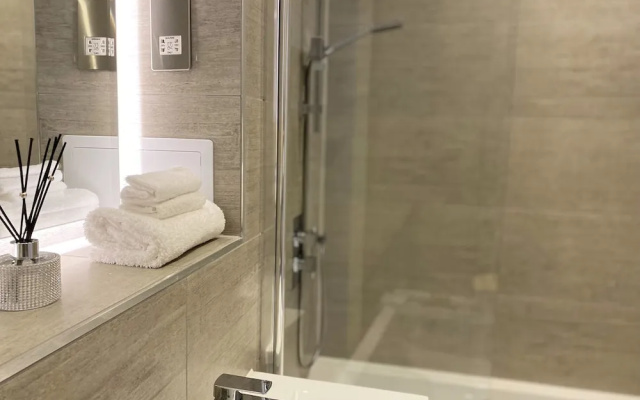 Newpointe Luxury Serviced Apartment at the Atrium