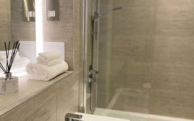 Newpointe Luxury Serviced Apartment at the Atrium