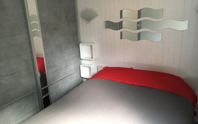 Chalet Orange Naturiste la Jenny