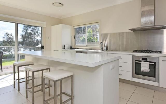 Wangi Lakehouse - renovated Lake Macquarie lakefront Location