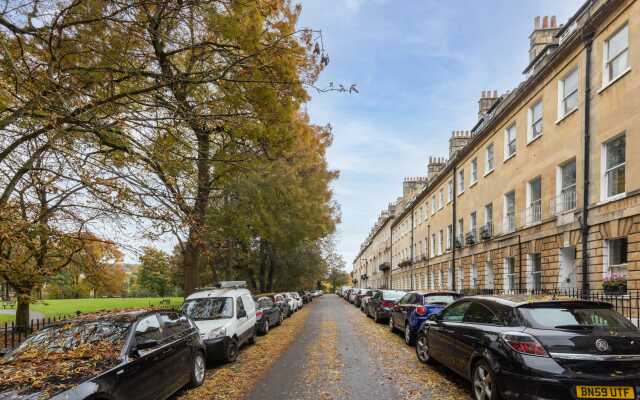 Spacious, Light-filled Period Apartment - Central Bath